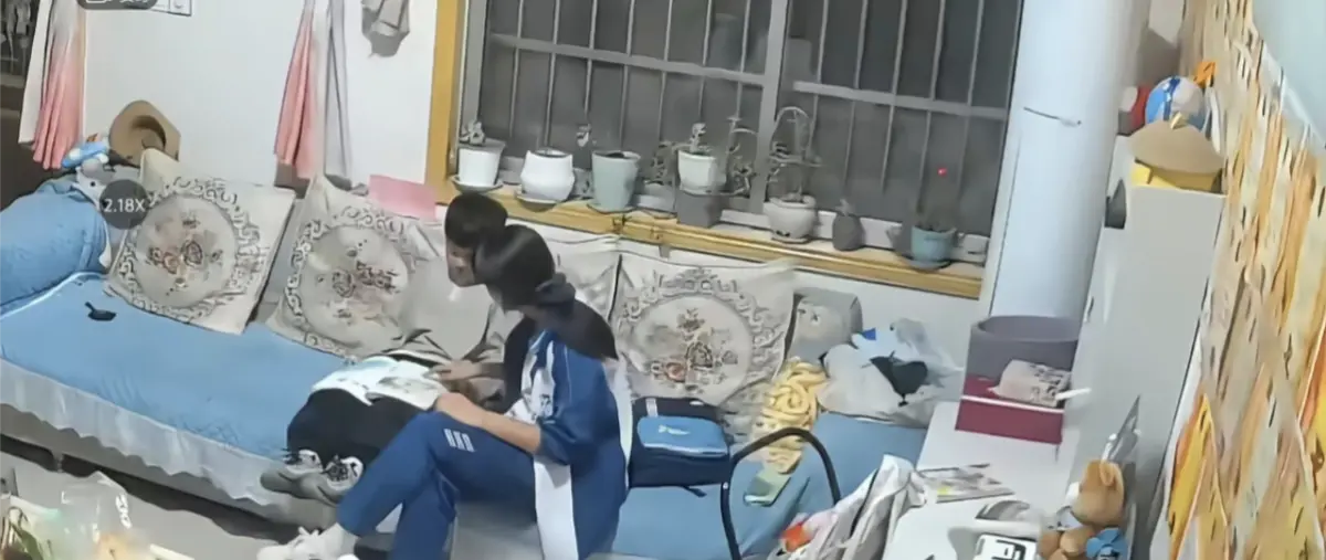 姐姐辅导弟弟作业引热议-姐弟情深难舍难分事件来龙去脉-姐姐的捏捏姐姐的爱事件脉络梳理与相处日常